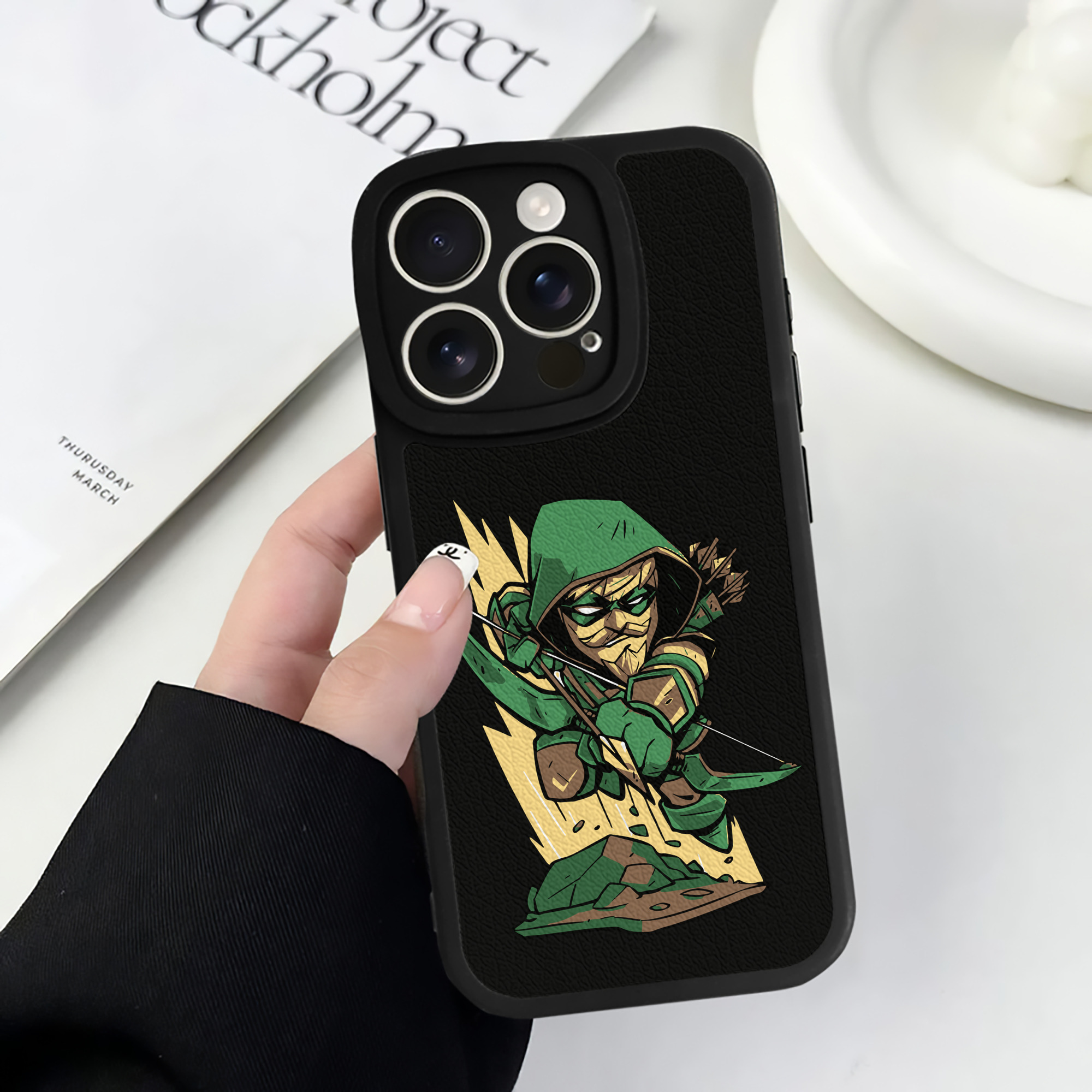 （画像用） アベンジャーズ The Avengers 【iPhone 16シリーズ対応】シリコンスマホケース（レザー調） 材質：シリコン